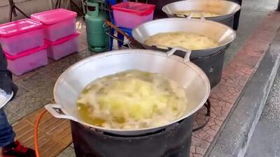 (ویدئو) غذای خیابانی در تایلند؛ پخت مرغ سوخاری در بانکوک