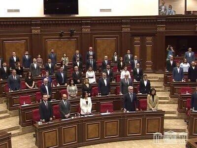 یک دقیقه سکوت در پارلمان ارمنستان به یاد شهید رئیسی و همراهان
