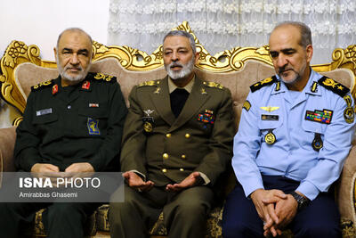 تصاویر: دیدار فرماندهان سپاه و ارتش با خانواده شهدای گروه پروازی رئیس‌جمهور