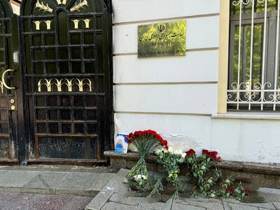 مردم روسیه همچنان به آوردن گل به یاد شهید رئیسی ادامه می دهند + ویدئو | حجم گلها را ببینید