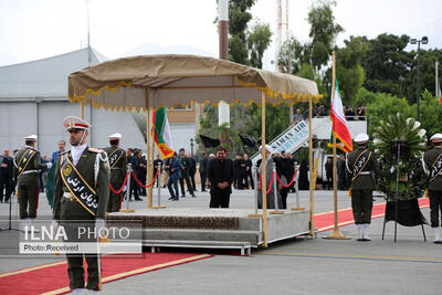 عکس/ اشک‌های مخبر در مراسم استقبال از رئیس‌جمهور شهید