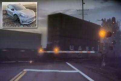 ویدئوی ترسناکی از خودروی «تسلا» در آستانه برخورد با یک قطار در حال حرکت