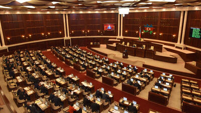 یک دقیقه سکوت در پارلمان جمهوری آذربایجان به احترام رئیس‌جمهور شهید ایران