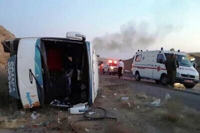 مصدومیت ۱۱ مسافر در پی واژگونی اتوبوس در محور کاشان- نطنز