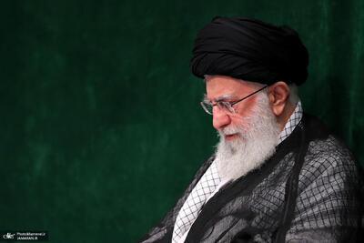 رهبر انقلاب در دانشگاه تهران بر پیکر رئیس‌جمهور و همراهان ایشان نماز اقامه می‌کند
