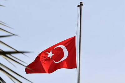 به مناسبت شهادت آیت الله رئیسی؛ ترکیه پرچمش را نیمه افراشته کرد