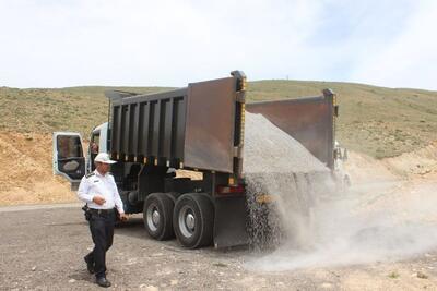 بار کامیون‌های حامل شن و ماسه در راه‌های شهرستان کنترل شود