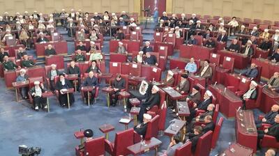 آغاز ششمین دوره مجلس خبرگان رهبری در غیاب آیت الله رئیسی و آل هاشم| صندلی سیاه پوش شهید رئیسی