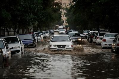 جاری شدن سیلاب در شهر ایوان در استان ایلام (فیلم)