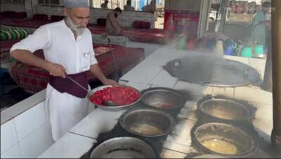 (ویدئو) غذای خیابانی در پاکستان؛ پخت کابلی پلو با گوشت توسط پیرمرد ۸۰ ساله