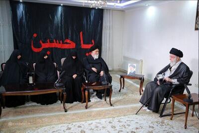 تصاویر حضور رهبر انقلاب در منزل شهید رییسی