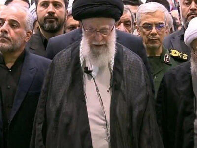 رهبر انقلاب بر پیکر رئیس‌جمهور شهید و همراهان ایشان نماز اقامه کردند - دیپلماسی ایرانی