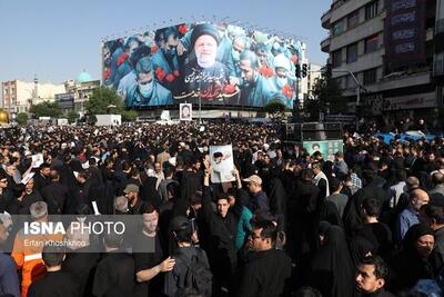 خبرگزاری فرانسه: ده‌ها هزار ایرانی عزادار برای وداع با رئیسی به خیابان‌های تهران آمدند
