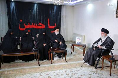 تصویری از حضور رهبر انقلاب در منزل رئیس‌جمهور شهید