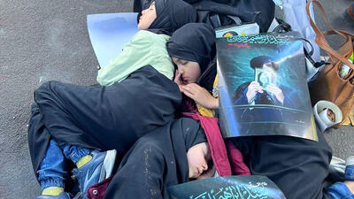 عکس خوابیدن 3 دختربچه خسته در تشییع پیکر رییس جمهور شهید و همراهانش