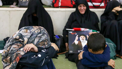 گریه های این 2 کودک در تشییع رییس جمهور شهید اشکتان را در می آورد + عکس