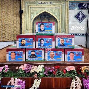 اقامه نماز توسط رهبر انقلاب بر پیکر رئیس‌جمهور شهید و همراهان ایشان