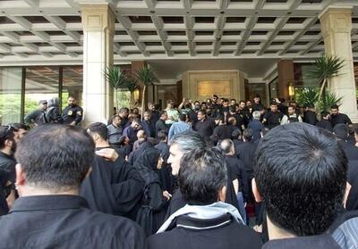 ماجرای تجمع مردم مقابل هتل اسپیناس و شیطنت خبرنگار خارجی - تسنیم