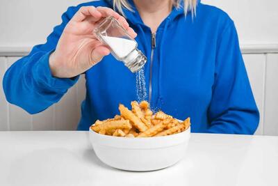 نمک زدن به غذا با افزایش ۴۱ درصدی خطر ابتلا به سرطان معده همراه است - زومیت