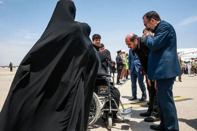 مادر رئیس جمهور در فرودگاه مشهد دل ایرانی ها به درد آورد/ عکس
