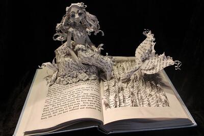 این هنرمند داستان های داخل کتاب ها را به شکل مجسمه های کاغذی طراحی می کند!