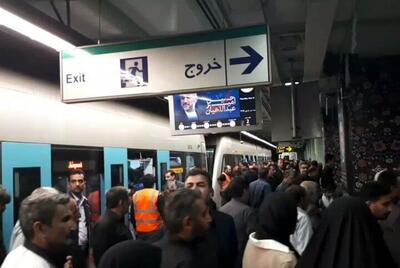توقف خط یک قطار شهری مشهد در یک ایستگاه به دلیل ازدحام جمعیت