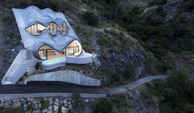 (تصاویر) معماری جذاب یک خانۀ استثنایی روی شیب 42 درجه!
