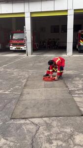 (ویدئو) جمع کردن شیلنگ توسط آتش نشان در 3 ثانیه!
