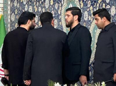 تصاویری از محافظ شهید رئیسی در مشهد مقدس ؛ پایان شایعات با انتشار تصویر حضور محافظ رئیس جمهور در حرم امام رضا(ع)