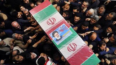 لحظه ورود پیکر رئیسی به مشهد | خیل عظیم جمعیت حاضر در مراسم تشییع