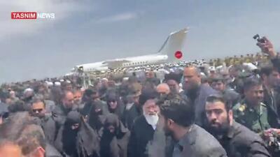 استقبال مردم از خانواده‌ رئیس جمهور شهید در‌ فرودگاه مشهد