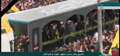 فیلم ارادت زنان و مردان عزادار برای رئیس جمهور شهید در خیابان های مشهد