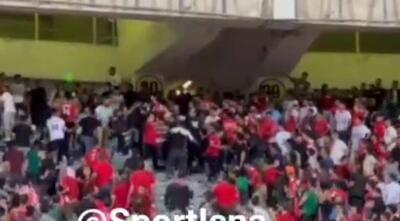 ببینید / درگیری بین هواداران و لیدرهای باشگاه پرسپولیس به‌ علت تشویق گل‌محمدی