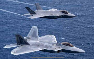 (عکس) در داگ‌فایت جنگنده‌های رادارگریز F-۲۲ و F-۳۵ کدام برنده می‌شود؟