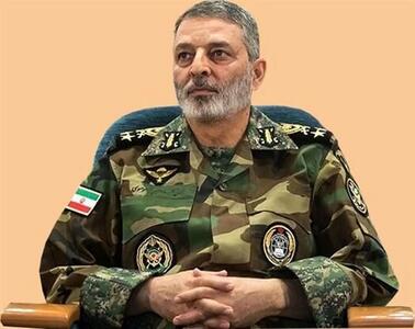 فرمانده کل ارتش بر مزار شهدای سقوط بالگرد+عکس