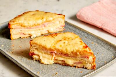 طرز تهیه ساندویچ فرانسوی | ساندویچ خوشمزه کروک موسیو با ترکیب جادویی ژامبون، تست و پنیر