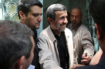 واکنش احمدی‌نژاد به کاندید شدنش در انتخابات ریاست جمهوری/ فیلم