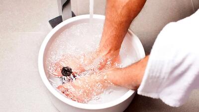 فواید حمام پا با آب گرم + 5 روغن طبیعی موثر