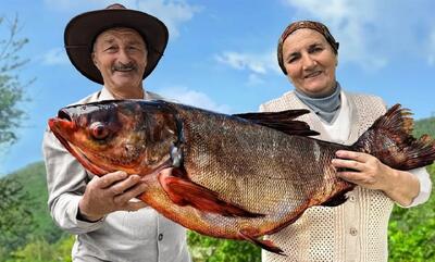 طبخ ماهی در خاک رس به سبک جالب یک خانواده روستایی آذربایجانی (فیلم)