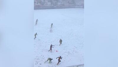 فوتبال یخی: مسابقه‌ای عجیب در برف و بوران (فیلم)