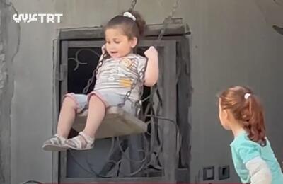 (ویدئو) تاب بازی کودکان فلسطینی در خانه ویران شده