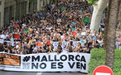 هزاران نفر در اسپانیا علیه گردشگری انبوه اعتراض کردند