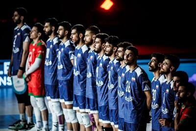 تیم ملی والیبال ایران با لباس سرمه‌ای در مقابل آرژانتین