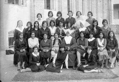 سفر به تهران قدیم؛ دبیرستان دخترانه ۹۰ سال پیش و قوانین جدید امتحان نهایی/ تصاویر
