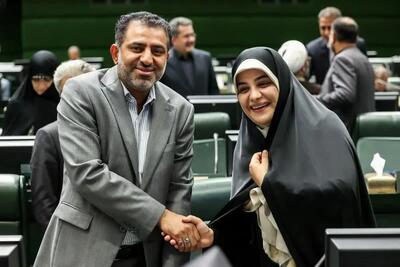 دست‌دادن یک زن و مرد در افتتاحیه مجلس خبرساز شد +عکس