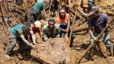ببینید / مدفون شدن ۲ هزار نفر در پاپوآ گینه نو؛ جستجو برای اجساد با دستان خالی