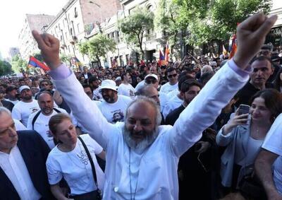 در ارمنستان چه خبر است؟ / آیا «باگرات گالستانیان» به امام خمینی ارمنستان تبدیل خواهد شد؟