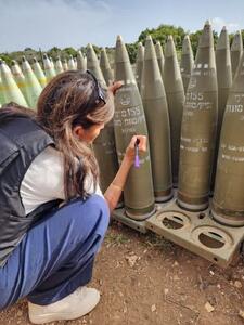 امضای نیکی هیلی روی گلوله‌های توپ اسرائیلی