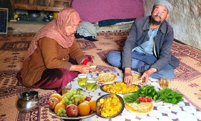 پخت خورشت کدو و سیب زمینی توسط زوج مسن افغان (فیلم)