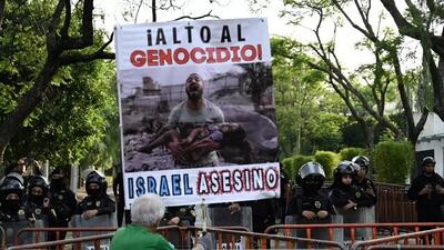 تظاهرات گسترده ضدجنگ در مقابل سفارت رژیم اسرائیلی در مکزیکوسیتی